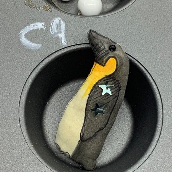 Vtg Emperor Penguin Fabric Brooch Unique Animal Design Star Accents 2” RARE - Picture 7 of 7